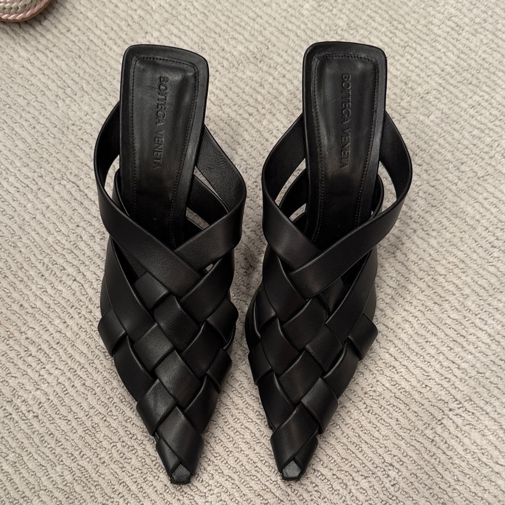 Bottega Veneta Black Intrecciato Leather Clogs. Super chic